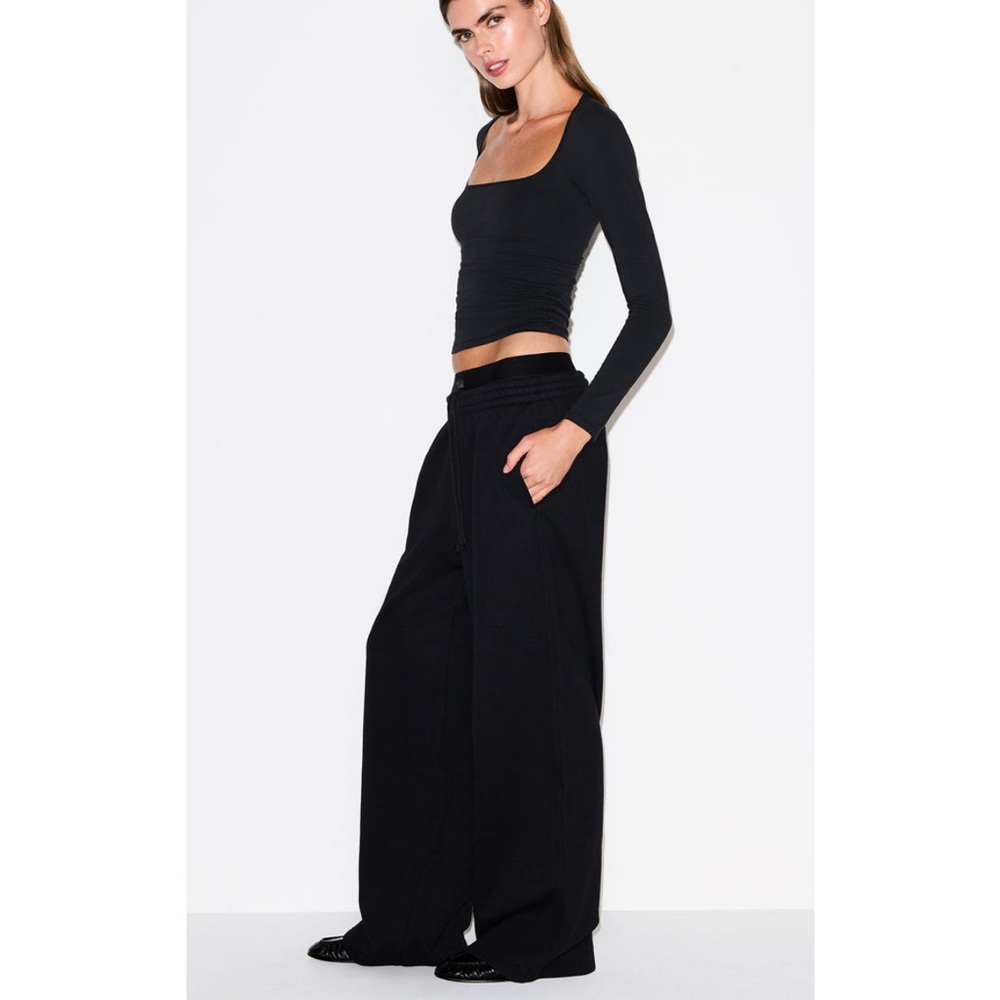 SKIMS COTTON FLEECE OVERSIZED DOUBLE
WAISTBAND PANT - Picture 2 of 5